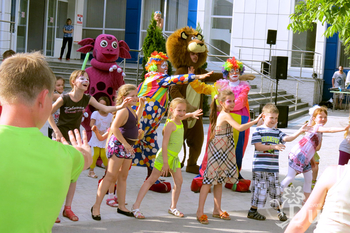 Веселые ребята на празднике в г. Орджоникидзе - Днепр, Днепропетровск